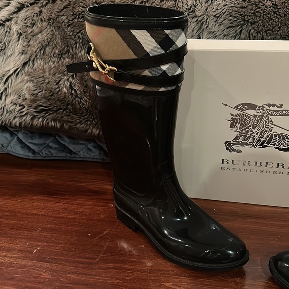 Burberry Rainboots - Picture 2 of 3